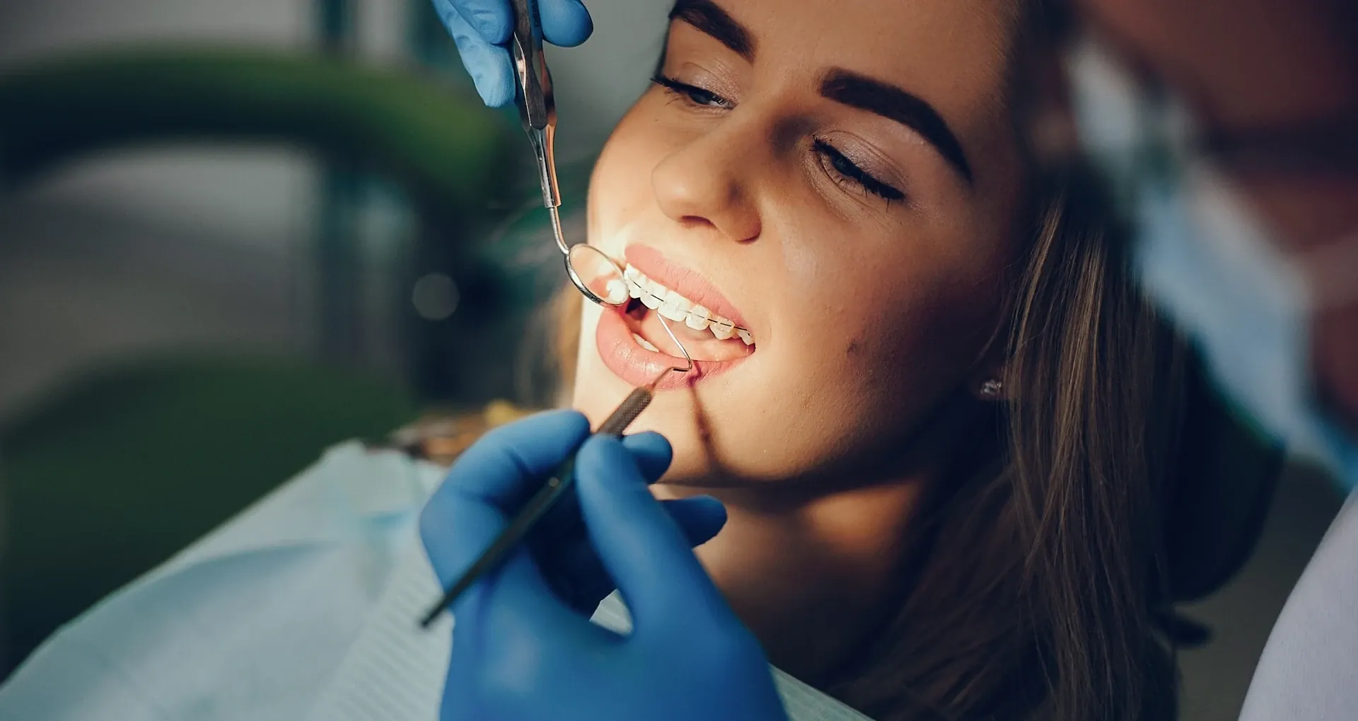 Paciente con brackets durante un control de ortodoncia